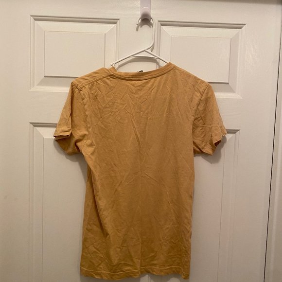 Swagger Apple TV Show Cedar Cove Prep Mustangs Prop Worn Gold T-Shirt Small (2) - Picture 2 of 6